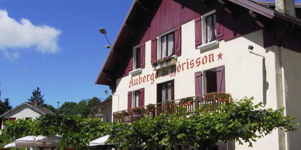 logis-auberge-du-herisson-facade-chaux-du-dombief-120124
