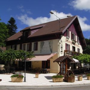 logis-auberge-du-herisson-facade-chaux-du-dombief-691138 (1)