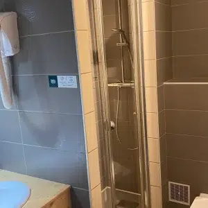 logis-auberge-du-herisson-salle-de-bains-chaux-du-dombief-572553